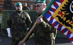 Generál Ridzák při předání bojového praporu